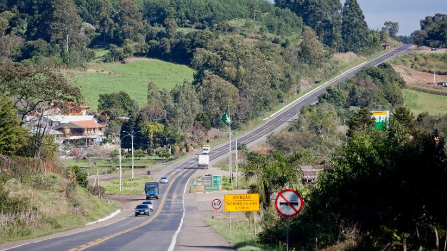 O governador Tarso Genro assinou hoje (25/10) o convênio de cooperação técnica
firmado entre o Estado, a Empresa Gaúcha de Rodovias (EGR), a Secretaria de
Segurança Pública e a Brigada Militar para resgate e salvamento de vítimas de lesão
corporal em