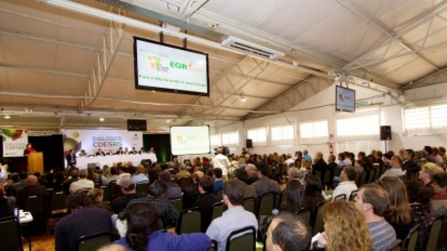 O governador Tarso Genro participou, nesta segunda-feira (06), do quinto encontro
"Diálogos CDES-RS - Novo Modelo de Pedágios", no município de Gramado. O evento, que
está sendo realizado nos sete polos instalados no Estado, reuniu dezenas de pessoas