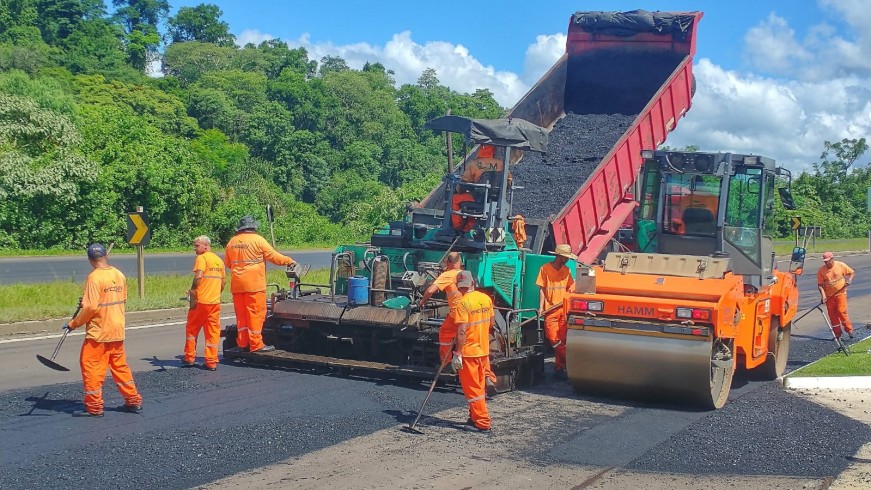 Equipes trabalham para melhorar a pavimentação da ERS-122, em Bom Princípio