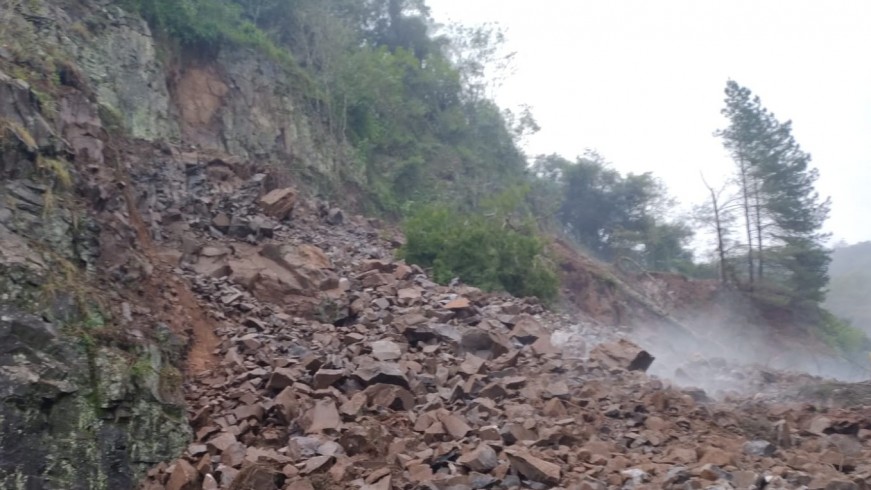 Detonações são necessárias para obtenção de material rochoso presente nas encostas da rodovia