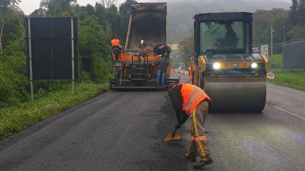 Usuários devem redobrar a atenção diante das máquinas na pista 