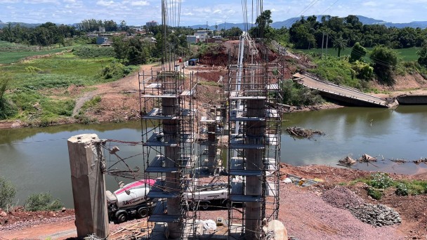 Equipes estão focadas na construção dos pilares da ponte da ERS-130, após terem concluído os blocos de fundação da estrutura